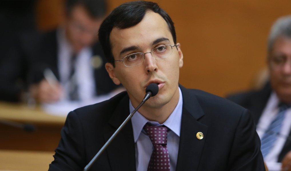 O deputado estadual Georgeo Passos (PTC) afirmou que o projeto enviado pelo governo "deixa claro que o Governo não tem condições de pagar os servidores"; "É um dos piores presentes que o funcionalismo já recebeu”, disse; “O projeto do orçamento para 2016 já tem um déficit de mais de R$ 300 milhões, onde as despesas serão maiores do que a receita. Com esse PL, se criará um novo custo para o próximo ano. Até quando vamos colocar o carimbo de legalidade da Assembleia na insensatez desse Governo?”, questionou (Foto: Valter Lima) O deputado estadual Georgeo Passos (PTC) afirmou que o projeto enviado pelo governo "deixa claro que o Governo não tem condições de pagar os servidores"; "É um dos piores presentes que o funcionalismo já recebeu”, disse; “O projeto do orçamento para 2016 já tem um déficit de mais de R$ 300 milhões, onde as despesas serão maiores do que a receita. Com esse PL, se criará um novo custo para o próximo ano. Até quando vamos colocar o carimbo de legalidade da Assembleia na insensatez desse Governo?”, questionou