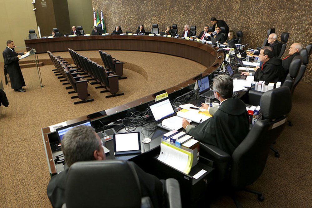 Os desembargadores do Tribunal de Justiça de Alagoas (TJ/AL) restabeleceram, por unanimidade, decisão de 1º grau determinando o afastamento por 140 dias do prefeito de Japaratinga, Newberto Ronald Lima das Neves, além da indisponibilidade dos bens; o gestor é acusado de improbidade administrativa; denúncia do MP apurou irregularidades na locação de veículos e na admissão e remuneração de agentes políticos e servidores do município (Foto: Voney Malta) Os desembargadores do Tribunal de Justiça de Alagoas (TJ/AL) restabeleceram, por unanimidade, decisão de 1º grau determinando o afastamento por 140 dias do prefeito de Japaratinga, Newberto Ronald Lima das Neves, além da indisponibilidade dos bens; o gestor é acusado de improbidade administrativa; denúncia do MP apurou irregularidades na locação de veículos e na admissão e remuneração de agentes políticos e servidores do município