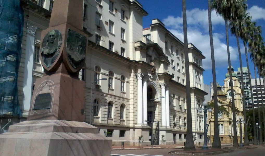 O Rio Grande do Sul voltou a ter as contas bloqueadas pela União; este é o quarto bloqueio seguido por atraso no pagamento da parcela da dívida com o governo Federal; a medida foi comunicada pela Secretaria do Tesouro Nacional (STN) ao Banrisul e impõe restrições à gestão dos recursos da arrecadação por parte da Secretaria da Fazenda; o atraso com os serviços da dívida no prazo previsto em contrato (último dia útil de cada mês), que representam 13% do volume da receita líquida, vem se repetindo desde o mês de abril (Foto: Leonardo Lucena) O Rio Grande do Sul voltou a ter as contas bloqueadas pela União; este é o quarto bloqueio seguido por atraso no pagamento da parcela da dívida com o governo Federal; a medida foi comunicada pela Secretaria do Tesouro Nacional (STN) ao Banrisul e impõe restrições à gestão dos recursos da arrecadação por parte da Secretaria da Fazenda; o atraso com os serviços da dívida no prazo previsto em contrato (último dia útil de cada mês), que representam 13% do volume da receita líquida, vem se repetindo desde o mês de abril