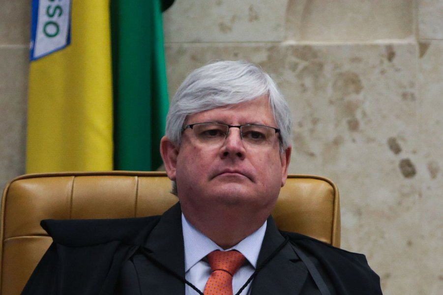 O procurador-geral da República, Rodrigo Janot, começou nesta segunda-feira 30 a analisar quais serão os próximos passos da investigação sobre a empreiteira Odebrecht no Supremo Tribunal Federal após a homologação das delações de executivos; a partir de agora, Janot começará a trabalhar nos pedidos de investigação contra os políticos e empresários que foram citados nos depoimentos de colaboração; não há prazo para que ele faça os pedidos à suprema corte (Foto: Gisele Federicce) O procurador-geral da República, Rodrigo Janot, começou nesta segunda-feira 30 a analisar quais serão os próximos passos da investigação sobre a empreiteira Odebrecht no Supremo Tribunal Federal após a homologação das delações de executivos; a partir de agora, Janot começará a trabalhar nos pedidos de investigação contra os políticos e empresários que foram citados nos depoimentos de colaboração; não há prazo para que ele faça os pedidos à suprema corte