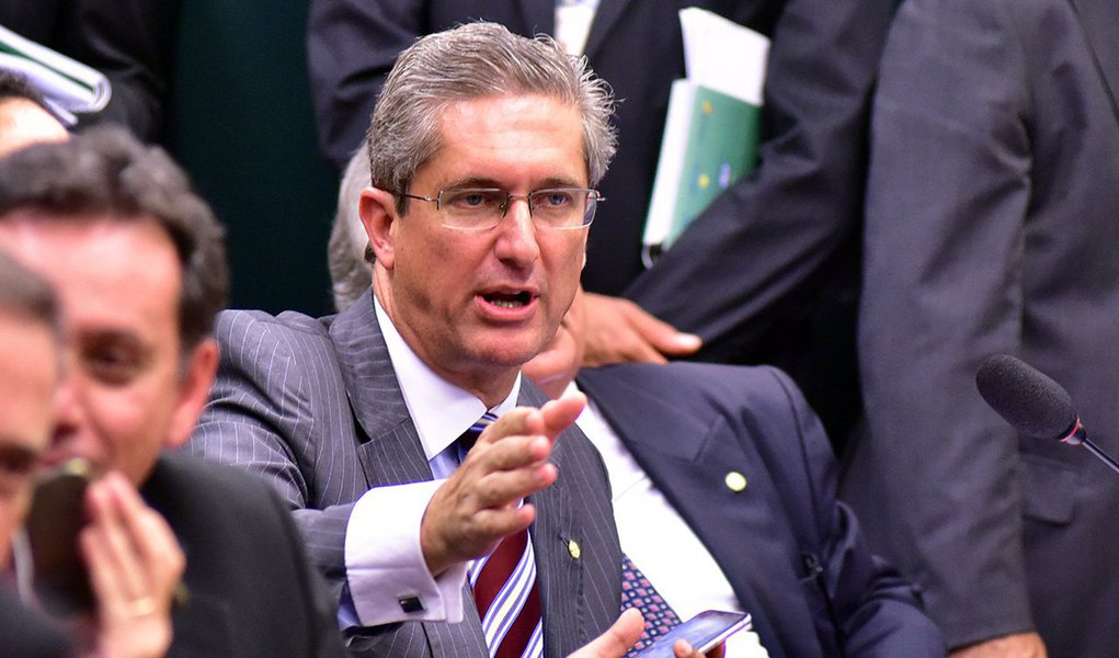 Deputado Rogério Rosso (PSD-DF), presidente da comissão do impeachment da presidente Dilma Rousseff na Câmara, afirmou que espera submeter ao plenário a votação do processo no próximo mês de abril; "Imagino que, sendo esses prazos cumpridos nos seus limites, a partir do dia 11 de abril, o relatório do processo de impeachment poderá ser levado ao plenário. De 11 a 15 de abril, na primeira quinzena de abril. Não se trata de antecipar ou ganhar prazos, se trata do rito", disse; segundo ele, a bancada do PSD está liberada para votar como bem entender no processo (Foto: Aquiles Lins) Deputado Rogério Rosso (PSD-DF), presidente da comissão do impeachment da presidente Dilma Rousseff na Câmara, afirmou que espera submeter ao plenário a votação do processo no próximo mês de abril; "Imagino que, sendo esses prazos cumpridos nos seus limites, a partir do dia 11 de abril, o relatório do processo de impeachment poderá ser levado ao plenário. De 11 a 15 de abril, na primeira quinzena de abril. Não se trata de antecipar ou ganhar prazos, se trata do rito", disse; segundo ele, a bancada do PSD está liberada para votar como bem entender no processo