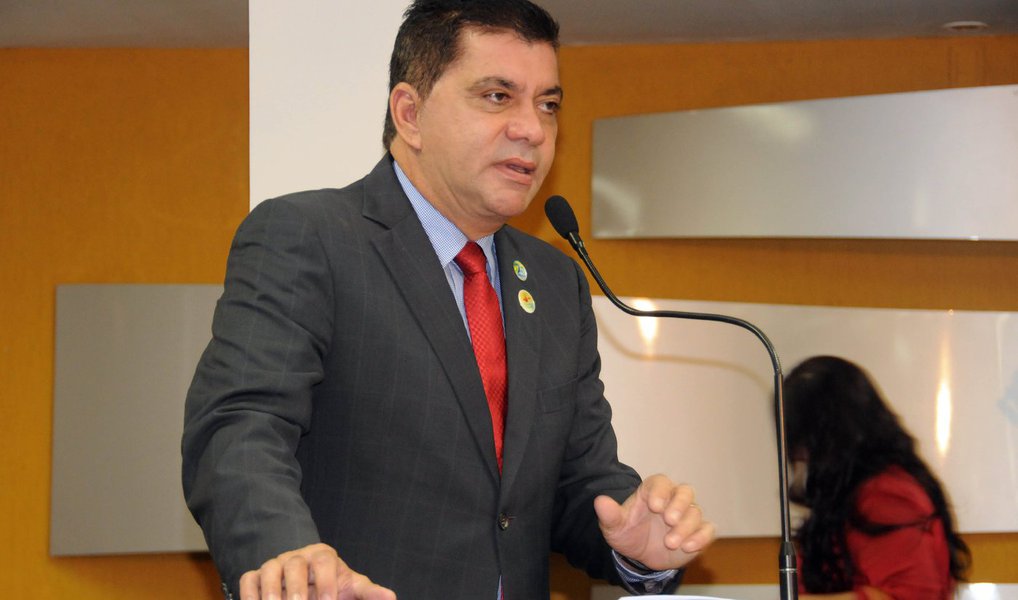 O prefeito de Palmas, Carlos Amastha (PSB), informou que demitirá servidores comissionados a partir de 2 de abril, para manter a estabilidade financeira da gestão, com pagamentos em dia a servidores e manutenção da máquina administrativa; segundo ele, o executivo também deve demitir secretários e presidentes de autarquias do Executivo palmense deverá entregar seus cargos, para manter as contas em dia; Amastha afirmou que ainda não há data definida, mas a medida deve acontecer por "decisão meramente política, apenas para aqueles que serão candidatos nas eleições municipais deste ano" (Foto: Leonardo Lucena) O prefeito de Palmas, Carlos Amastha (PSB), informou que demitirá servidores comissionados a partir de 2 de abril, para manter a estabilidade financeira da gestão, com pagamentos em dia a servidores e manutenção da máquina administrativa; segundo ele, o executivo também deve demitir secretários e presidentes de autarquias do Executivo palmense deverá entregar seus cargos, para manter as contas em dia; Amastha afirmou que ainda não há data definida, mas a medida deve acontecer por "decisão meramente política, apenas para aqueles que serão candidatos nas eleições municipais deste ano"