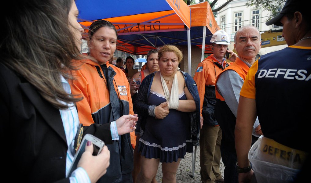 Uma semana depois da explosão que atingiu 54 imóveis na Rua São Luiz Gonzaga, em São Cristóvão, zona oeste do município do Rio, muitas das mais de 70 famílias desalojadas continuam esperando por um primeiro contato da prefeitura; segundo várias pessoas afetadas pelo incidente, a ação do governo municipal se resumiu a distribuição de copos d'água e a um cadastro feito pela Defesa Civil, no dia da tragédia (Foto: Leonardo Lucena) Uma semana depois da explosão que atingiu 54 imóveis na Rua São Luiz Gonzaga, em São Cristóvão, zona oeste do município do Rio, muitas das mais de 70 famílias desalojadas continuam esperando por um primeiro contato da prefeitura; segundo várias pessoas afetadas pelo incidente, a ação do governo municipal se resumiu a distribuição de copos d'água e a um cadastro feito pela Defesa Civil, no dia da tragédia
