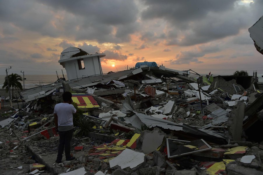 O número de mortos no devastador terremoto que atingiu a costa norte do Equador há uma semana saltou para 646, disse o presidente Rafael Correa neste sábado (23); embora o presidente tenha mencionado o resgate de 113 pessoas, a tragédia, a pior em quase 70 anos, deixou 130 desaparecidos, quase 12.500 feridos, 26 mil desabrigados e bilhões de dólares em perdas que irá afetar a economia do menor país da Opep, já em dificuldades (Foto: Valter Lima) O número de mortos no devastador terremoto que atingiu a costa norte do Equador há uma semana saltou para 646, disse o presidente Rafael Correa neste sábado (23); embora o presidente tenha mencionado o resgate de 113 pessoas, a tragédia, a pior em quase 70 anos, deixou 130 desaparecidos, quase 12.500 feridos, 26 mil desabrigados e bilhões de dólares em perdas que irá afetar a economia do menor país da Opep, já em dificuldades