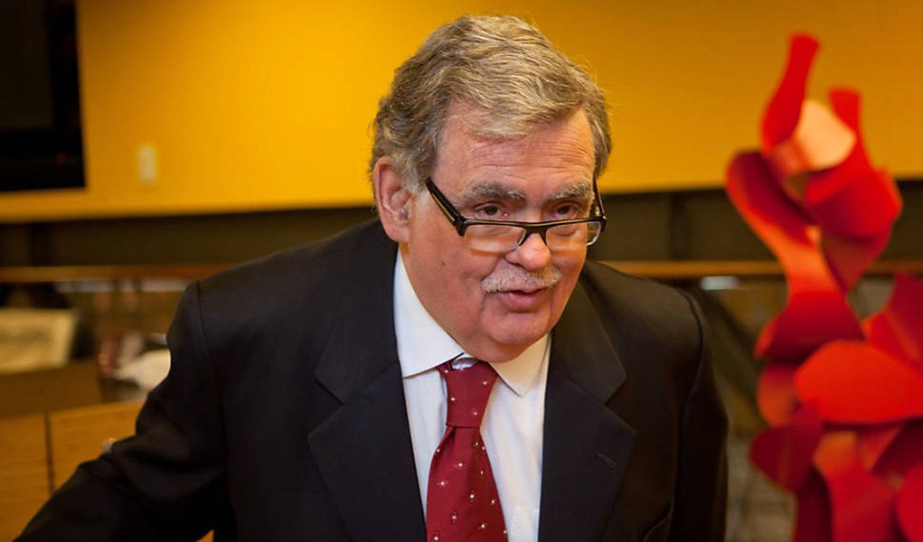 Sondado incialmente para assumir a pasta da Fazenda em um eventual governo de Michel Temer, o advogado Antônio Claudio Mariz de Oliveira será agora o novo ministro da Defesa do vice.; Mariz sofreu pressão por parte de procuradores da força-tarefa por ter sido advogado de investigados da Lava Jato e ter criticado publicamente as delações da operação; a pasta de Mariz deve garantir o atual comando das Forças Armadas (Foto: Roberta Namour) Sondado incialmente para assumir a pasta da Fazenda em um eventual governo de Michel Temer, o advogado Antônio Claudio Mariz de Oliveira será agora o novo ministro da Defesa do vice.; Mariz sofreu pressão por parte de procuradores da força-tarefa por ter sido advogado de investigados da Lava Jato e ter criticado publicamente as delações da operação; a pasta de Mariz deve garantir o atual comando das Forças Armadas