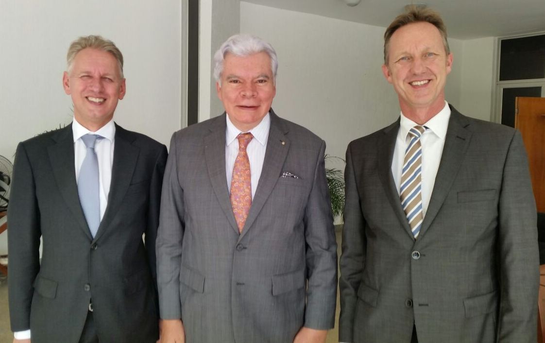 Superintendente executivo de Comércio Exterior, William O’Dwyer, em Brasília, ressalta as parcerias que são percebidas pelo desejo de empresários estrangeiros em iniciarem ou aumentarem seus investimentos no Estado; no início do mês o presidente da cervejaria holandesa Heineken no Brasil, Didier Debrosse, e o governo de Goiás assinaram Protocolo de Intenções para instalação de uma fábrica em Itumbiara, com investimentos na ordem de R$ 650 milhões, e geração de 650 empregos diretos e indiretos (Foto: Realle Palazzo-Martini) Superintendente executivo de Comércio Exterior, William O’Dwyer, em Brasília, ressalta as parcerias que são percebidas pelo desejo de empresários estrangeiros em iniciarem ou aumentarem seus investimentos no Estado; no início do mês o presidente da cervejaria holandesa Heineken no Brasil, Didier Debrosse, e o governo de Goiás assinaram Protocolo de Intenções para instalação de uma fábrica em Itumbiara, com investimentos na ordem de R$ 650 milhões, e geração de 650 empregos diretos e indiretos