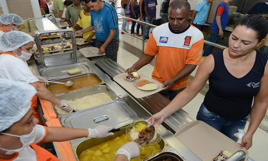 Restaurante Cidadão, gerido pela ,Organização das Voluntárias de Goiás (OVG), é um projeto social com o objetivo de oferecer à população de baixa renda uma alimentação saudável, saborosa, econômica e de qualidade; conta com um cardápio que não se repete por um período de 30 dias; preço da refeição é R$ 2,00, valor simbólico que beneficia principalmente aposentados, desempregados, trabalhadores do comércio, autônomos e vendedores ambulantes (Foto: José Barbacena) Restaurante Cidadão, gerido pela ,Organização das Voluntárias de Goiás (OVG), é um projeto social com o objetivo de oferecer à população de baixa renda uma alimentação saudável, saborosa, econômica e de qualidade; conta com um cardápio que não se repete por um período de 30 dias; preço da refeição é R$ 2,00, valor simbólico que beneficia principalmente aposentados, desempregados, trabalhadores do comércio, autônomos e vendedores ambulantes