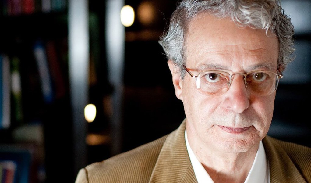 Em entrevista ao jornalista Alex Solnik, o escritor best-seller Frei Betto afirma que, com a decisão de aceitar o pedido de impeachment, "Eduardo Cunha tentou chantagear o PT e quebrou a cara"; para ele, o processo de impedimento da presidente Dilma "não tem futuro"; apesar de tecer críticas aos governos petistas, de um dos quais participou diretamente, o religioso acredita que na mesa da Santa Ceia, "Lula é o Messias", "Dilma é a discípula que deveria ouvir mais o Mestre" e "Cunha é o Judas"; Frei Betto também disse que, apesar de o impeachment ser uma página virada, enquanto Cunha não for afastado da presidência da Câmara "a turbulência não cessará" (Foto: Gisele Federicce) Em entrevista ao jornalista Alex Solnik, o escritor best-seller Frei Betto afirma que, com a decisão de aceitar o pedido de impeachment, "Eduardo Cunha tentou chantagear o PT e quebrou a cara"; para ele, o processo de impedimento da presidente Dilma "não tem futuro"; apesar de tecer críticas aos governos petistas, de um dos quais participou diretamente, o religioso acredita que na mesa da Santa Ceia, "Lula é o Messias", "Dilma é a discípula que deveria ouvir mais o Mestre" e "Cunha é o Judas"; Frei Betto também disse que, apesar de o impeachment ser uma página virada, enquanto Cunha não for afastado da presidência da Câmara "a turbulência não cessará"