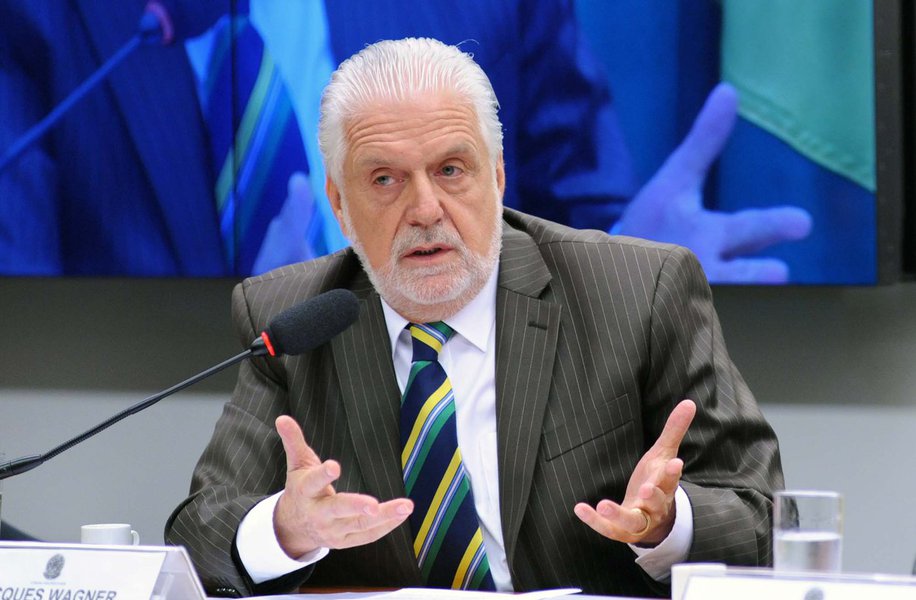 O ministro chefe da Casa Civil, Jaques Wagner, defende que seja criado no País 'uma espécie de plebiscito' para quem comanda o Palácio do Planalto; "Numa situação de impopularidade, o instrumento mais legítimo seria o recall. Não se pode banalizar o impeachment. Criou-se esse processo político que não tem legitimidade jurídica", disse o ex-governador da Bahia; a proposta, contudo, precisaria ser aprovada pelo Congresso (Foto: Romulo Faro) O ministro chefe da Casa Civil, Jaques Wagner, defende que seja criado no País 'uma espécie de plebiscito' para quem comanda o Palácio do Planalto; "Numa situação de impopularidade, o instrumento mais legítimo seria o recall. Não se pode banalizar o impeachment. Criou-se esse processo político que não tem legitimidade jurídica", disse o ex-governador da Bahia; a proposta, contudo, precisaria ser aprovada pelo Congresso