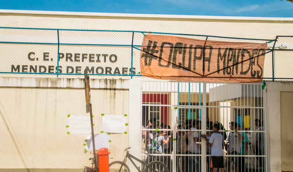Representantes da Secretaria Estadual de Educação do Rio de Janeiro farão, ao longo desta semana, visitas às 46 escolas ocupadas por estudantes. Segundo o chefe de gabinete da secretaria, Caio Castro Lima, representantes da Secretaria de Estado de Assistência Social e Direitos Humanos e do Ministério Público também participarão das visitas; de acordo com Castro Lima, o objetivo é obter uma interação mais direta com os alunos (Foto: Leonardo Lucena) Representantes da Secretaria Estadual de Educação do Rio de Janeiro farão, ao longo desta semana, visitas às 46 escolas ocupadas por estudantes. Segundo o chefe de gabinete da secretaria, Caio Castro Lima, representantes da Secretaria de Estado de Assistência Social e Direitos Humanos e do Ministério Público também participarão das visitas; de acordo com Castro Lima, o objetivo é obter uma interação mais direta com os alunos
