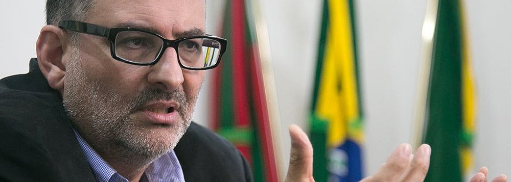 Prefeito de Canoas admite o descontentamento com o modo pelo qual a direção nacional vem se conduzindo em meio ao processo de crise política alimentada pelas denúncias de corrupção: “Aqui no Rio Grande do Sul nós temos um grande acordo sobre a crise do partido e sobre o que precisa ser feito. Mas é preciso ver se o partido acorda nacionalmente. O Diretório Nacional ficou muitos meses sem se reunir. Em um momento de crise, é preciso ter inteligência política, ter rumos, e ninguém é dono da verdade e pode pretender ter soluções sozinho”, diz Jairo Jorge (Foto: Roberta Namour) Prefeito de Canoas admite o descontentamento com o modo pelo qual a direção nacional vem se conduzindo em meio ao processo de crise política alimentada pelas denúncias de corrupção: “Aqui no Rio Grande do Sul nós temos um grande acordo sobre a crise do partido e sobre o que precisa ser feito. Mas é preciso ver se o partido acorda nacionalmente. O Diretório Nacional ficou muitos meses sem se reunir. Em um momento de crise, é preciso ter inteligência política, ter rumos, e ninguém é dono da verdade e pode pretender ter soluções sozinho”, diz Jairo Jorge