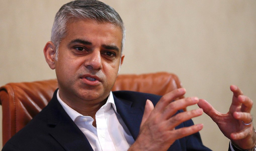 Candidato de oposição Sadiq Khan, do Partido Trabalhista, é o franco favorito para vencer a eleição de quinta-feira para a Prefeitura de Londres, depois de uma disputa marcada por tensões religiosas e acusações de racismo; Khan, filho de um motorista de ônibus, tem até 20 pontos percentuais de vantagem sobre seu adversário conservador, Zac Goldsmith; se vencer, ele sucederá o também conservador Boris Johnson e se tornará o primeiro muçulmano a comandar uma grande capital ocidental (Foto: Paulo Emílio) Candidato de oposição Sadiq Khan, do Partido Trabalhista, é o franco favorito para vencer a eleição de quinta-feira para a Prefeitura de Londres, depois de uma disputa marcada por tensões religiosas e acusações de racismo; Khan, filho de um motorista de ônibus, tem até 20 pontos percentuais de vantagem sobre seu adversário conservador, Zac Goldsmith; se vencer, ele sucederá o também conservador Boris Johnson e se tornará o primeiro muçulmano a comandar uma grande capital ocidental
