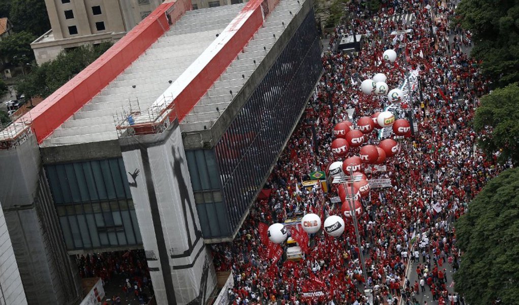 O que estamos disputando, neste momento, é se a “exceção” vai se consolidar ou não; se teremos uma transição, para uma outra situação institucional e política em dois meses ou em dois anos; se conseguiremos – para o próximo período – voltar ao convívio entre diferentes, aberto pela Carta de 88, ou se isso vai se tornar impossível (Foto: Tarso Genro) www.brasil247.com - O que estamos disputando, neste momento, é se a “exceção” vai se consolidar ou não; se teremos uma transição, para uma outra situação institucional e política em dois meses ou em dois anos; se conseguiremos – para o próximo período – voltar ao convívio entre diferentes, aberto pela Carta de 88, ou se isso vai se tornar impossível