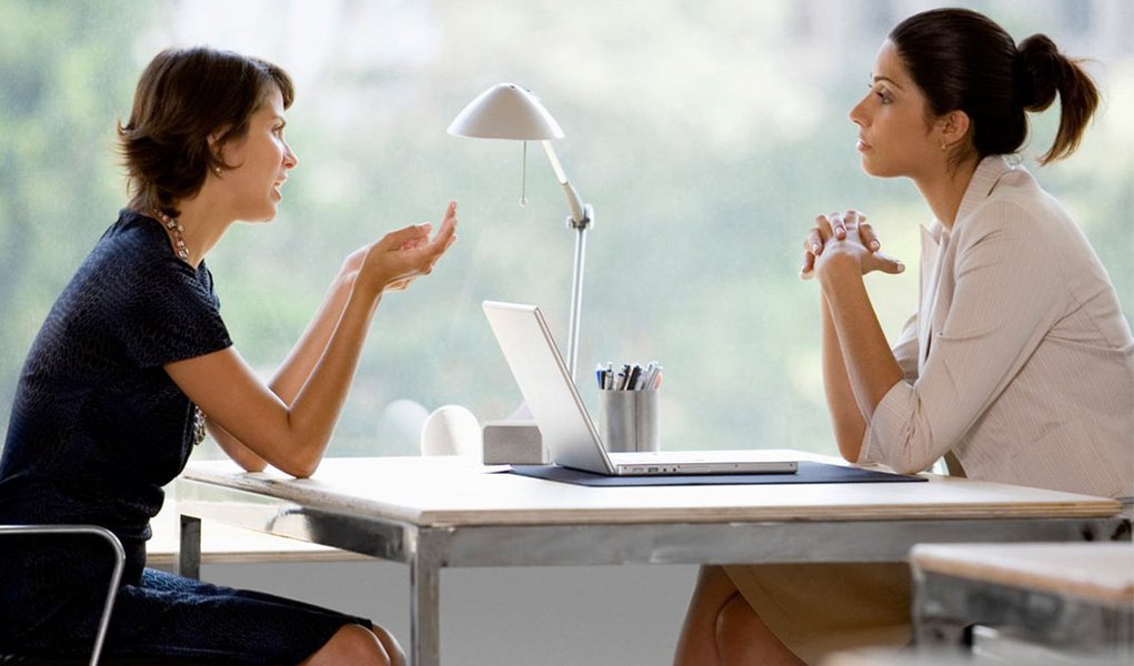 Vale tudo para conseguir um emprego? Não! Para os entrevistadores, honestidade e autenticidade cativam e revelam qualidades e a mentira pode ser facilmente descoberta, derrubando por terra as chances do potencial candidato a uma vaga; mentir sobre fluência em idiomas, razões de demissões em empregos anteriores, falsear cargos ocupados sãoaenas algumas das mentiras mais comuns de candidatos que logo são desmascarados; conheça as dez mentiras mais comuns em entrevistas de emprego e lembre-se: dizer a verdade é sempre a melhor opção (Foto: Paulo Emílio) Vale tudo para conseguir um emprego? Não! Para os entrevistadores, honestidade e autenticidade cativam e revelam qualidades e a mentira pode ser facilmente descoberta, derrubando por terra as chances do potencial candidato a uma vaga; mentir sobre fluência em idiomas, razões de demissões em empregos anteriores, falsear cargos ocupados sãoaenas algumas das mentiras mais comuns de candidatos que logo são desmascarados; conheça as dez mentiras mais comuns em entrevistas de emprego e lembre-se: dizer a verdade é sempre a melhor opção