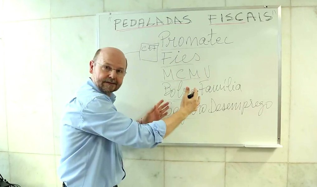 Professor Elvino Bohn Gass, deputado pelo PT do Rio Grande do Sul, prepara uma vídeo-aula sobre o que diz ser um "procedimento contábil", e não uma "operação de crédito", como aponta o TCU no julgamento das contas da presidente Dilma; o parlamentar destaca que a prática vem desde o governo Itamar Franco, passando por FHC e diversas administrações municipais; ao compartilhar o vídeo nas redes, o ex-presidente Lula comentou: "Os apelidos chamativos, mas que não dizem nada, são ferramentas para confundir, ao invés de esclarecer" (Foto: Gisele Federicce) Professor Elvino Bohn Gass, deputado pelo PT do Rio Grande do Sul, prepara uma vídeo-aula sobre o que diz ser um "procedimento contábil", e não uma "operação de crédito", como aponta o TCU no julgamento das contas da presidente Dilma; o parlamentar destaca que a prática vem desde o governo Itamar Franco, passando por FHC e diversas administrações municipais; ao compartilhar o vídeo nas redes, o ex-presidente Lula comentou: "Os apelidos chamativos, mas que não dizem nada, são ferramentas para confundir, ao invés de esclarecer"