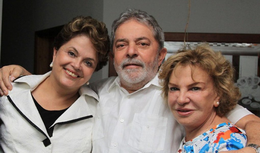 "Hoje é um dia triste para todos nós, que conhecemos e admiramos Dona Marisa Letícia. Sabemos do amor e da força que sempre emprestou ao presidente Lula. Uma mulher de fibra, batalhadora, que conquistou espaço e teve importante papel político", disse a presidente deposta Dilma Rousseff, sobre a ex-primeira-dama Marisa Letícia; "Nos últimos meses, ela e o presidente Lula foram vítimas de perseguições e experimentaram na pele grandes injustiças. Imagino que a dor de Lula agora é insuportável. Mas tenho certeza de que ele saberá superar este momento difícil, recebendo de todos nós, seus companheiros e admiradores, e do povo brasileiro, muitas preces e orações, repletas de carinho e solidariedade", afirmou Dilma em sua página no Facebook (Foto: Aquiles Lins) "Hoje é um dia triste para todos nós, que conhecemos e admiramos Dona Marisa Letícia. Sabemos do amor e da força que sempre emprestou ao presidente Lula. Uma mulher de fibra, batalhadora, que conquistou espaço e teve importante papel político", disse a presidente deposta Dilma Rousseff, sobre a ex-primeira-dama Marisa Letícia; "Nos últimos meses, ela e o presidente Lula foram vítimas de perseguições e experimentaram na pele grandes injustiças. Imagino que a dor de Lula agora é insuportável. Mas tenho certeza de que ele saberá superar este momento difícil, recebendo de todos nós, seus companheiros e admiradores, e do povo brasileiro, muitas preces e orações, repletas de carinho e solidariedade", afirmou Dilma em sua página no Facebook