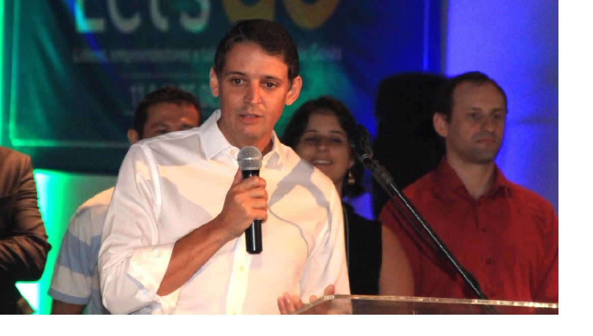 Secretário de Gestão e Planejamento, Thiago Peixoto, falou sobre as manifestações contrárias à implantação da gestão compartilhada entre Estado e Organizações Sociais (OSs) na rede pública de ensino; "Existe um projeto muito claro de melhoria da nossa Educação. Não se muda a Educação sem mudar o modelo atual. Nós não podemos deixar o corporativismo vencer a inovação" (Foto: José Barbacena) Secretário de Gestão e Planejamento, Thiago Peixoto, falou sobre as manifestações contrárias à implantação da gestão compartilhada entre Estado e Organizações Sociais (OSs) na rede pública de ensino; "Existe um projeto muito claro de melhoria da nossa Educação. Não se muda a Educação sem mudar o modelo atual. Nós não podemos deixar o corporativismo vencer a inovação"