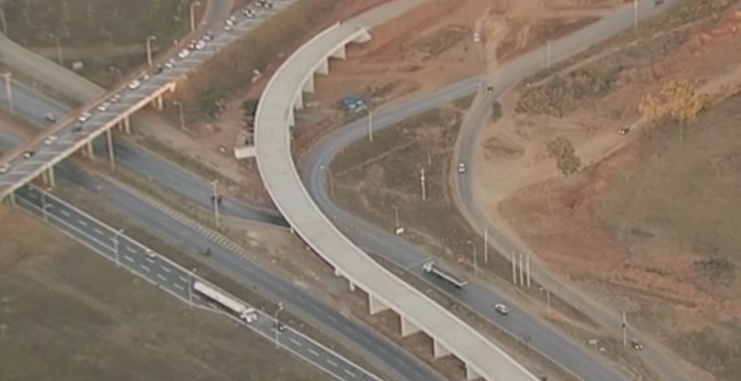 A Controladoria-Geral do Distrito Federal apontou irregularidades nas obras do BRT-Sul, que liga Santa Maria e Gama ao Plano Piloto. Segundo uma auditoria do órgão, houve "alteração desproporcional de preços do orçamento estimado" e alteração no projeto básico, incluindo a mudança no tamanho de algumas estações; estima-se um prejuízo de R$ 163 milhões. O contrato foi celebrado em maio de 2009 entre o Metrô e as empresas Andrade Gutierrez, OAS, investigadas na Operação Lava Jato, Via Engenharia e Setepla; em 2011, o acordo venceu e a execução da obra ficou sob responsabilidade do Departamento de Estradas de Rodagem (DER) (Foto: Leonardo Lucena) A Controladoria-Geral do Distrito Federal apontou irregularidades nas obras do BRT-Sul, que liga Santa Maria e Gama ao Plano Piloto. Segundo uma auditoria do órgão, houve "alteração desproporcional de preços do orçamento estimado" e alteração no projeto básico, incluindo a mudança no tamanho de algumas estações; estima-se um prejuízo de R$ 163 milhões. O contrato foi celebrado em maio de 2009 entre o Metrô e as empresas Andrade Gutierrez, OAS, investigadas na Operação Lava Jato, Via Engenharia e Setepla; em 2011, o acordo venceu e a execução da obra ficou sob responsabilidade do Departamento de Estradas de Rodagem (DER)