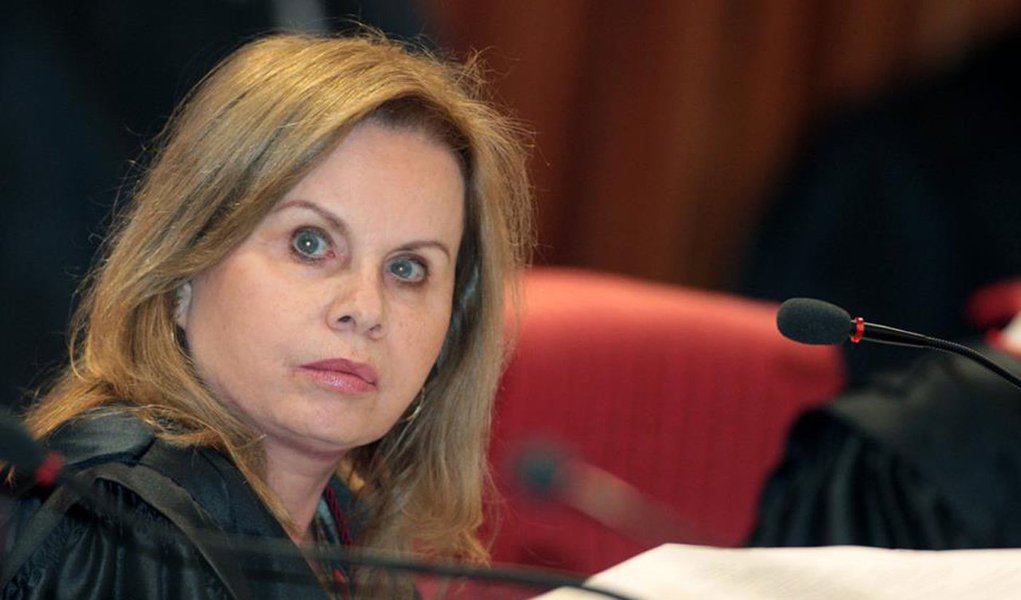 Em entrevista à Agencia Brasil, a coordenadora da Câmara de Meio Ambiente e Patrimônio Cultural do Ministério Público Federal, subprocuradora-geral da República, Sandra Cureau, disse que há vários indícios de descuido, como a falta de um plano de contingência e de controle técnico sobre o volume que a barragem de rejeitos suportava: “A coisa foi tão negligenciada que nem a Samarco sabia exatamente o que estava acontecendo. Eles chegaram a falar em duas barragens rompidas, mas só se rompeu a de Fundão. Quer prova maior de negligência que isso?” (Foto: Roberta Namour) Em entrevista à Agencia Brasil, a coordenadora da Câmara de Meio Ambiente e Patrimônio Cultural do Ministério Público Federal, subprocuradora-geral da República, Sandra Cureau, disse que há vários indícios de descuido, como a falta de um plano de contingência e de controle técnico sobre o volume que a barragem de rejeitos suportava: “A coisa foi tão negligenciada que nem a Samarco sabia exatamente o que estava acontecendo. Eles chegaram a falar em duas barragens rompidas, mas só se rompeu a de Fundão. Quer prova maior de negligência que isso?”