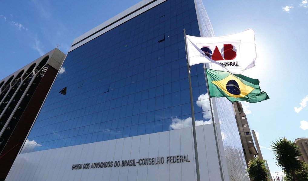 O processo da OAB aponta suposto cometimento de crimes de responsabilidade por Dilma em situações como: suposta interferência na Operação Lava Jato, pedaladas fiscais e renúncia fiscal concedida para a realização da Copa do Mundo de 2014; advogados em todo o país têm criticado a posição da Ordem (Foto: Valter Lima) O processo da OAB aponta suposto cometimento de crimes de responsabilidade por Dilma em situações como: suposta interferência na Operação Lava Jato, pedaladas fiscais e renúncia fiscal concedida para a realização da Copa do Mundo de 2014; advogados em todo o país têm criticado a posição da Ordem