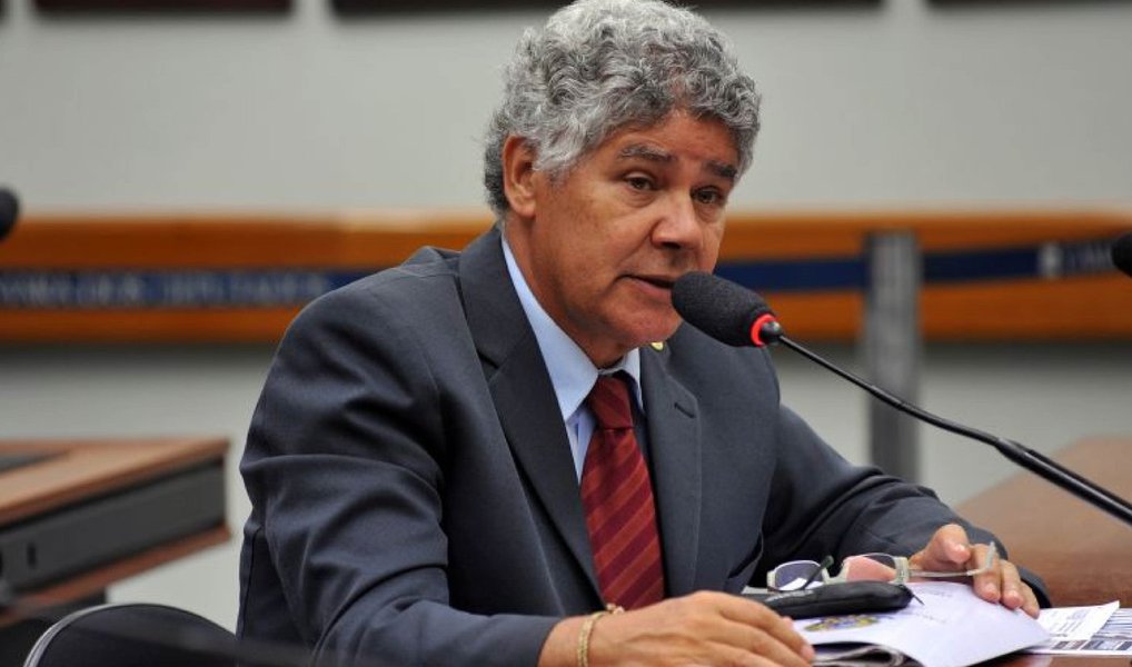 O deputado federal Chico Alencar (PSOL/RJ) criticou a votação secreta realizada nesta terça (8) na Câmara para escolha da comissão que discutirá o impeachment; "Essa foi a sessão mais esdrúxula de todos os mandatos que exerci. Foi imposta uma votação secreta, para que a traição comesse solta. O PSOL não aceitou votar atras das cortinas. O representado tem o direito de saber como seu representante vota", disse (Foto: Valter Lima) O deputado federal Chico Alencar (PSOL/RJ) criticou a votação secreta realizada nesta terça (8) na Câmara para escolha da comissão que discutirá o impeachment; "Essa foi a sessão mais esdrúxula de todos os mandatos que exerci. Foi imposta uma votação secreta, para que a traição comesse solta. O PSOL não aceitou votar atras das cortinas. O representado tem o direito de saber como seu representante vota", disse