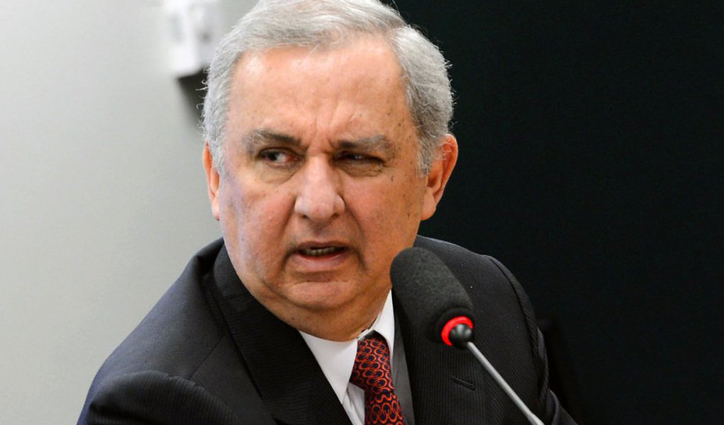 A Receita Federal decidiu investigar indícios de ilegalidades em transação imobiliária feita pelo pecuarista José Carlos Bumlai que beneficiou o segundo maior fornecedor da campanha de reeleição da presidente Dilma, o empresário Carlos Roberto Cortegôso; Bumlai vendeu sete terrenos para a CRLS Consultoria e Eventos entre três e quatro anos após tê-los incorporado ao seu patrimônio; a suspeita é que ele tenha vendido a preços maiores, mas registrado valor menor com o objetivo de pagar menos imposto; o empresário está preso em Curitiba (PR) acusado pela Operação Lava Jato de fraudar empréstimos
(Foto: Leonardo Lucena) A Receita Federal decidiu investigar indícios de ilegalidades em transação imobiliária feita pelo pecuarista José Carlos Bumlai que beneficiou o segundo maior fornecedor da campanha de reeleição da presidente Dilma, o empresário Carlos Roberto Cortegôso; Bumlai vendeu sete terrenos para a CRLS Consultoria e Eventos entre três e quatro anos após tê-los incorporado ao seu patrimônio; a suspeita é que ele tenha vendido a preços maiores, mas registrado valor menor com o objetivo de pagar menos imposto; o empresário está preso em Curitiba (PR) acusado pela Operação Lava Jato de fraudar empréstimos
