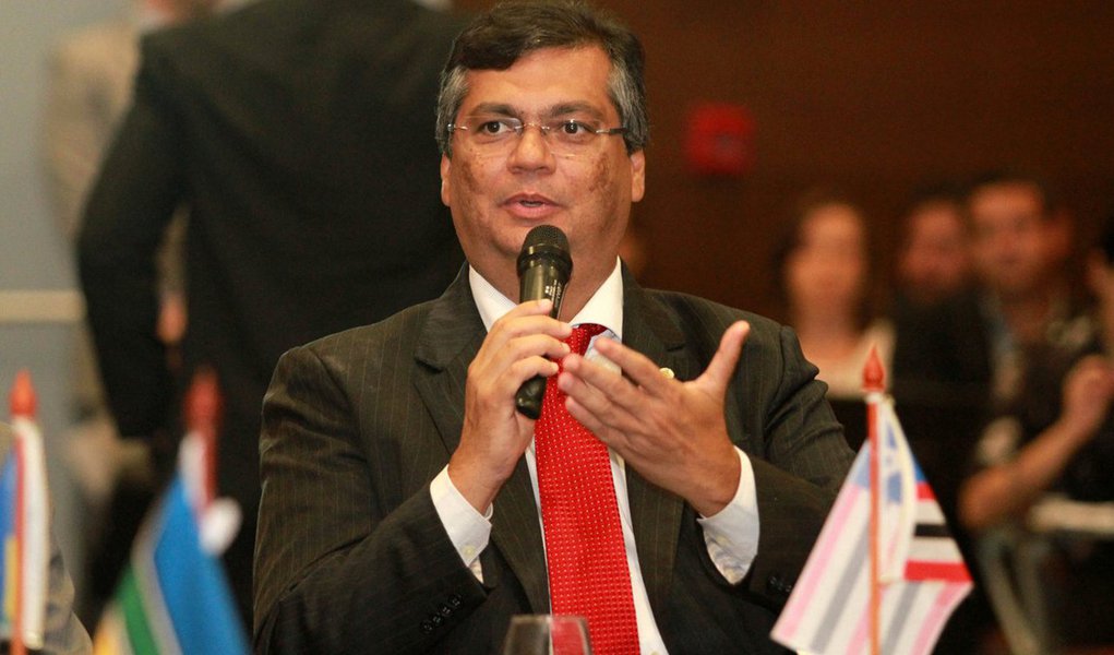Em artigo publicado neste domingo (24), o governador Flávio Dino (PC do B) diz ter "a firme convicção de que, independentemente de preferências políticas ou de opinião sobre o atual Governo Federal, não devemos abrir mão do caminho seguro que o cumprimento da Constituição nos oferece"; "Por isso somente em situações absolutamente excepcionais e raríssimas o voto popular não deve ser mantido. Não estamos em um sistema parlamentarista, em que a perda de apoio ao governo no Congresso conduz ao seu encerramento", afirma; ele rechaça que o impeachment seja constitucional e alerta para o golpe em curso no país: "O golpe abre a porta de uma luta sem fim por poder, em que não estaremos mais respaldados pelos limites legais do Estado de Direito" (Foto: Valter Lima) Em artigo publicado neste domingo (24), o governador Flávio Dino (PC do B) diz ter "a firme convicção de que, independentemente de preferências políticas ou de opinião sobre o atual Governo Federal, não devemos abrir mão do caminho seguro que o cumprimento da Constituição nos oferece"; "Por isso somente em situações absolutamente excepcionais e raríssimas o voto popular não deve ser mantido. Não estamos em um sistema parlamentarista, em que a perda de apoio ao governo no Congresso conduz ao seu encerramento", afirma; ele rechaça que o impeachment seja constitucional e alerta para o golpe em curso no país: "O golpe abre a porta de uma luta sem fim por poder, em que não estaremos mais respaldados pelos limites legais do Estado de Direito"