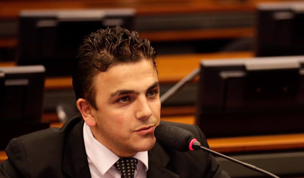 Antes indeciso e depois até de afirmar que votaria a favor do impeachment na Comissão Especial, o deputado federal Aliel Machado (Rede-PR) revelou à Fórum que decidiu votar contra o processo por entender que, uma vez que não há crime de responsabilidade, ele representa uma “eleição indireta” para empossar Temer e Cunha; parlamentar disse que o presidente da Casa chegou a procurá-lo pessoalmente para pedir votos em tom de “ameaça”: “O Cunha falou: ‘O Temer vai ser presidente, você vai ver. Você não vai mais andar em Ponta Grossa’. Eu disse ‘Como assim?’, e pensei: ‘Quem é Eduardo Cunha para falar isso pra mim?'”, revelou (Foto: Roberta Namour) Antes indeciso e depois até de afirmar que votaria a favor do impeachment na Comissão Especial, o deputado federal Aliel Machado (Rede-PR) revelou à Fórum que decidiu votar contra o processo por entender que, uma vez que não há crime de responsabilidade, ele representa uma “eleição indireta” para empossar Temer e Cunha; parlamentar disse que o presidente da Casa chegou a procurá-lo pessoalmente para pedir votos em tom de “ameaça”: “O Cunha falou: ‘O Temer vai ser presidente, você vai ver. Você não vai mais andar em Ponta Grossa’. Eu disse ‘Como assim?’, e pensei: ‘Quem é Eduardo Cunha para falar isso pra mim?'”, revelou