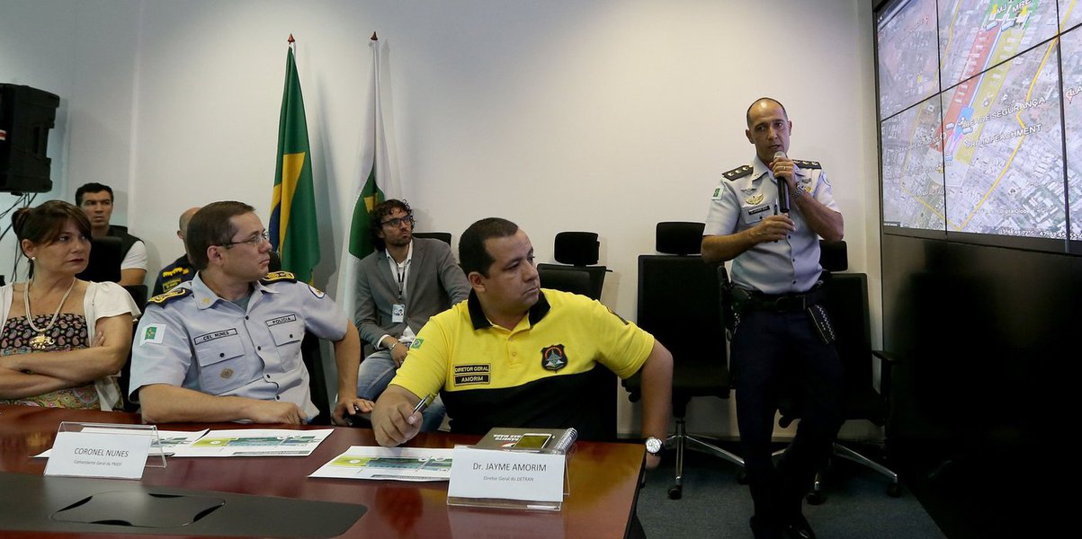 A Secretaria de Segurança Pública e a PM do Distrito Federal apresentaram neste sábado o planejamento da ação que será implantada na Esplanada dos Ministérios na semana que vem, principalmente entre os dias 15 e 17, período provável para apreciação do pedido de impeachment da presidente Dilma Rousseff na Câmara; manifestantes pró e contra o o governo ficarão separados por um corredor de 80 metros de largura e um quilômetro de comprimento, entre a Catedral e o Congresso Nacional (Foto: Romulo Faro) A Secretaria de Segurança Pública e a PM do Distrito Federal apresentaram neste sábado o planejamento da ação que será implantada na Esplanada dos Ministérios na semana que vem, principalmente entre os dias 15 e 17, período provável para apreciação do pedido de impeachment da presidente Dilma Rousseff na Câmara; manifestantes pró e contra o o governo ficarão separados por um corredor de 80 metros de largura e um quilômetro de comprimento, entre a Catedral e o Congresso Nacional