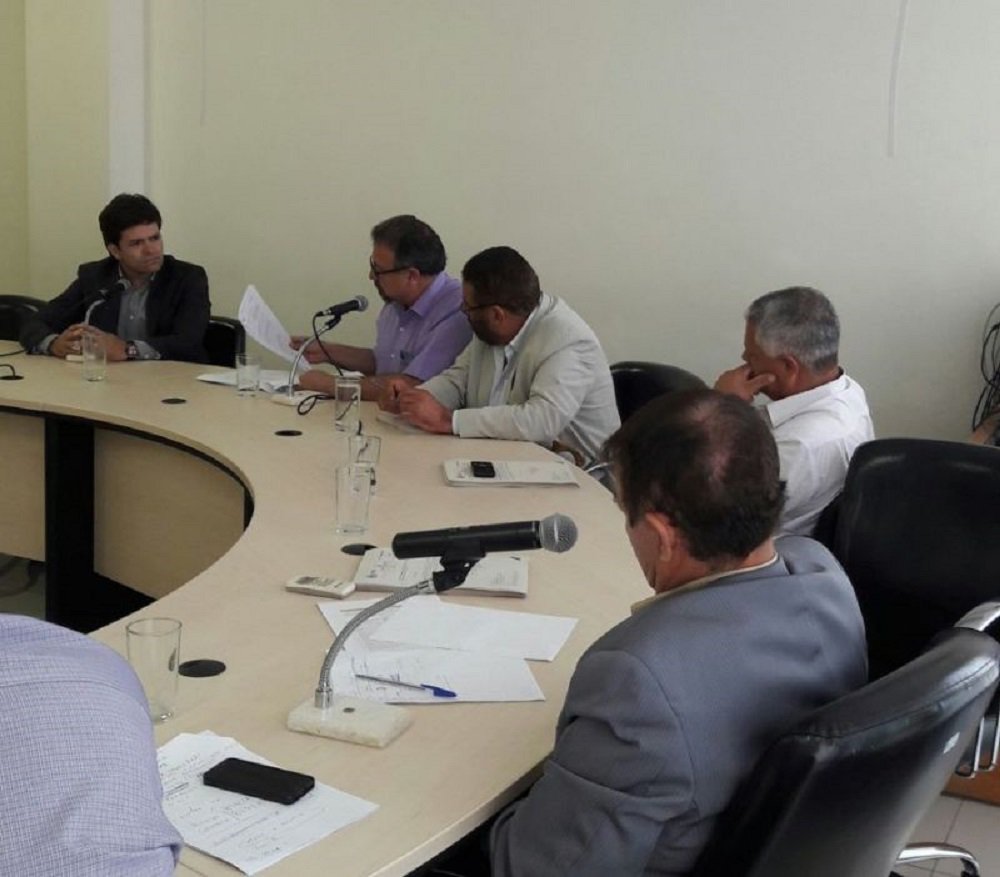 Projeto do vereador Elias Vaz (PSB) prevê multas mais severas para quem mantiver criadouros do Aedes aegypti em Goiânia; "Nascem cerca de 35 mil crianças por ano e potencialmente 30% das grávidas podem ser atingidas pelo Zika Vírus, ou seja, 10 mil crianças podem nascer com microcefalia. A situação é gravíssima e merece a atenção de todos. Precisamos de todo o respaldo para evitar essa epidemia”, afirmou o secretário; ideia do vereador é dobrar as multas aplicadas hoje, que variam entre R$ 800 e R$ 8 mil (Foto: Realle Palazzo-Martini) Projeto do vereador Elias Vaz (PSB) prevê multas mais severas para quem mantiver criadouros do Aedes aegypti em Goiânia; "Nascem cerca de 35 mil crianças por ano e potencialmente 30% das grávidas podem ser atingidas pelo Zika Vírus, ou seja, 10 mil crianças podem nascer com microcefalia. A situação é gravíssima e merece a atenção de todos. Precisamos de todo o respaldo para evitar essa epidemia”, afirmou o secretário; ideia do vereador é dobrar as multas aplicadas hoje, que variam entre R$ 800 e R$ 8 mil
