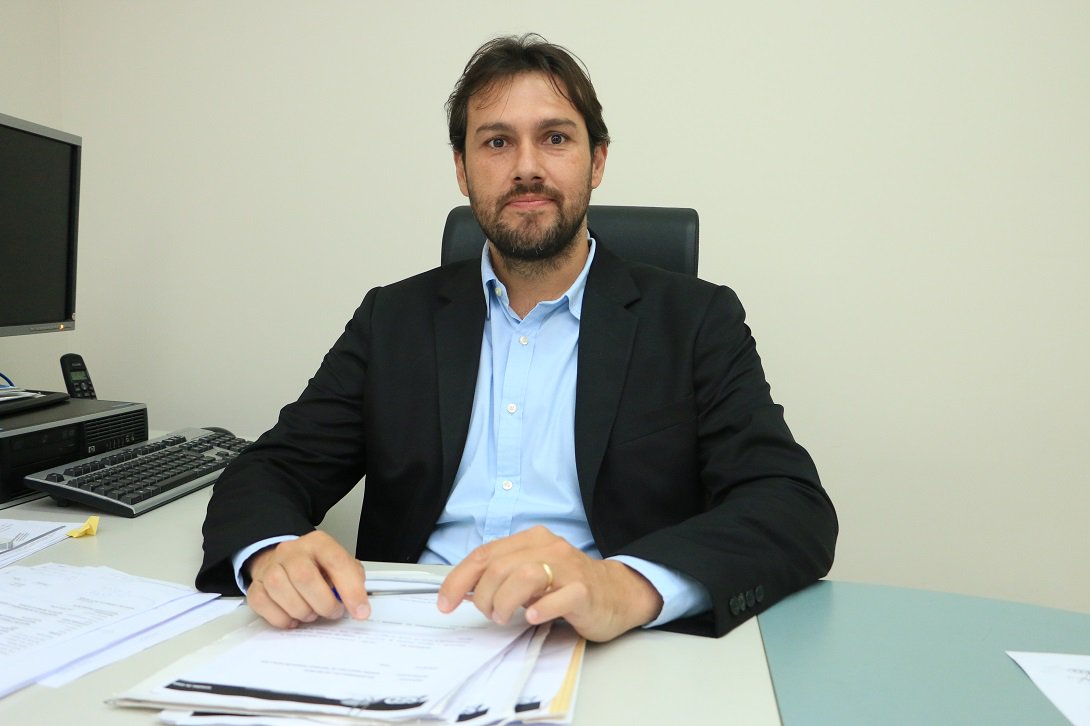 Superintendente do Programa de Desenvolvimento Industrial de Goiás (Produzir), da Secretaria de Desenvolvimento Econômico (SED), Fernando Cunha afirma que, embora seja uma cidade industrial, com economia pujante, Anápolis deve participar de forma mais efetiva do processo de desenvolvimento do estado; “A cidade é um polo industrial onde o governo está instalando a maior plataforma logística do estado, a plataforma multimodal, que será ainda mais consolidada com a ferrovia Norte-Sul"; presidente do PSDB do município, Cunha é um dos nomes cotados para disputar a prefeitura de Anápolis em 2016 (Foto: José Barbacena) Superintendente do Programa de Desenvolvimento Industrial de Goiás (Produzir), da Secretaria de Desenvolvimento Econômico (SED), Fernando Cunha afirma que, embora seja uma cidade industrial, com economia pujante, Anápolis deve participar de forma mais efetiva do processo de desenvolvimento do estado; “A cidade é um polo industrial onde o governo está instalando a maior plataforma logística do estado, a plataforma multimodal, que será ainda mais consolidada com a ferrovia Norte-Sul"; presidente do PSDB do município, Cunha é um dos nomes cotados para disputar a prefeitura de Anápolis em 2016