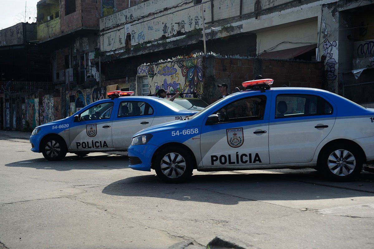 Em apenas dois dias, quatro policiais militares foram mortos no Rio; primeiro dia do ano, o soldado André Willian de Oliveira foi encontrado morto no interior do seu carro em uma rua do bairro de Guadalupe, na zona norte do Rio; o policial era lotado no 3ºBPM, no Méier, e o caso está sendo investigado pela Delegacia de Homicídios; as informações são do 41ºBPM (Irajá); ainda no domingo, o policial Antônio Carlos Paiva Nunes, de 34 anos, foi baleado na cabeça, durante confronto na Avenida Leopoldo Bulhões, próximo a Manguinhos, zona norte da cidade
(Foto: Leonardo Lucena) Em apenas dois dias, quatro policiais militares foram mortos no Rio; primeiro dia do ano, o soldado André Willian de Oliveira foi encontrado morto no interior do seu carro em uma rua do bairro de Guadalupe, na zona norte do Rio; o policial era lotado no 3ºBPM, no Méier, e o caso está sendo investigado pela Delegacia de Homicídios; as informações são do 41ºBPM (Irajá); ainda no domingo, o policial Antônio Carlos Paiva Nunes, de 34 anos, foi baleado na cabeça, durante confronto na Avenida Leopoldo Bulhões, próximo a Manguinhos, zona norte da cidade