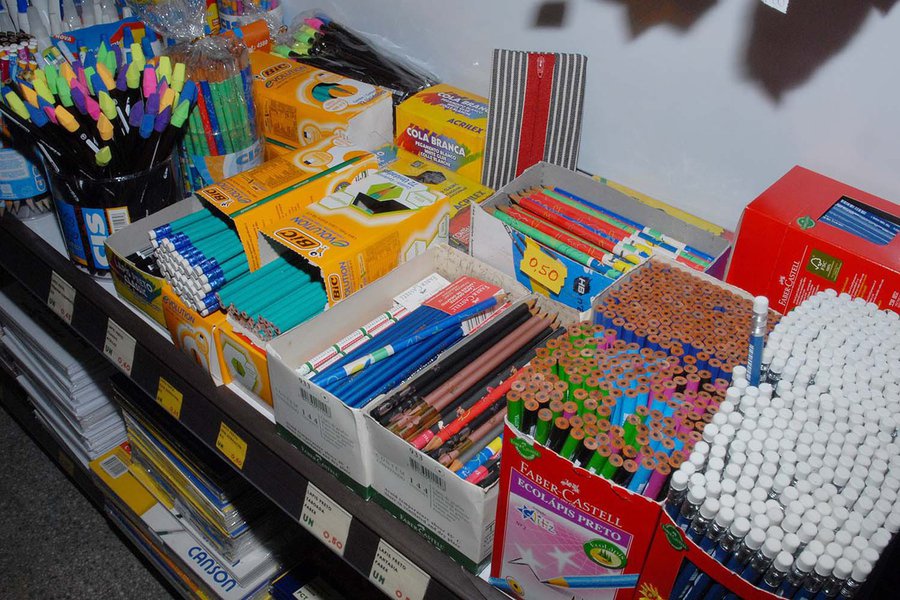 A lista com 66 produtos contém exceções para nove itens, que podem ser solicitados pelas escolas desde que sejam para uso pessoal e em quantidade unitária. Pais e responsáveis pelas matrículas podem denunciar abusividades pelo aplicativo Procon Fortaleza (Foto: Fatima 247) A lista com 66 produtos contém exceções para nove itens, que podem ser solicitados pelas escolas desde que sejam para uso pessoal e em quantidade unitária. Pais e responsáveis pelas matrículas podem denunciar abusividades pelo aplicativo Procon Fortaleza