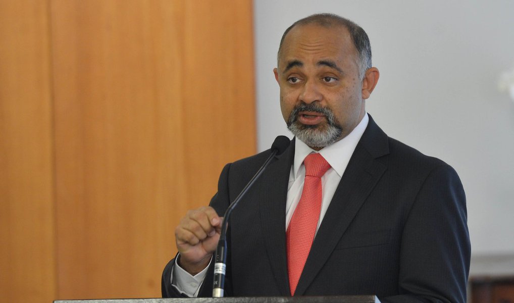 O ministro do Esporte, George Hilton, decidiu deixar o PRB, sigla que o indicou para a pasta; o deputado mineiro afirmou que se filiará ao PROS; o PRB foi o primeiro partido da base aliada a romper com o governo Dilma depois que o processo de impeachment foi deflagrado; Hilton teve duas conversas com a presidente Dilma Rousseff e foi convencido a seguir com o governo, mas, para isso, teria de mudar de partido (Foto: Valter Lima) O ministro do Esporte, George Hilton, decidiu deixar o PRB, sigla que o indicou para a pasta; o deputado mineiro afirmou que se filiará ao PROS; o PRB foi o primeiro partido da base aliada a romper com o governo Dilma depois que o processo de impeachment foi deflagrado; Hilton teve duas conversas com a presidente Dilma Rousseff e foi convencido a seguir com o governo, mas, para isso, teria de mudar de partido