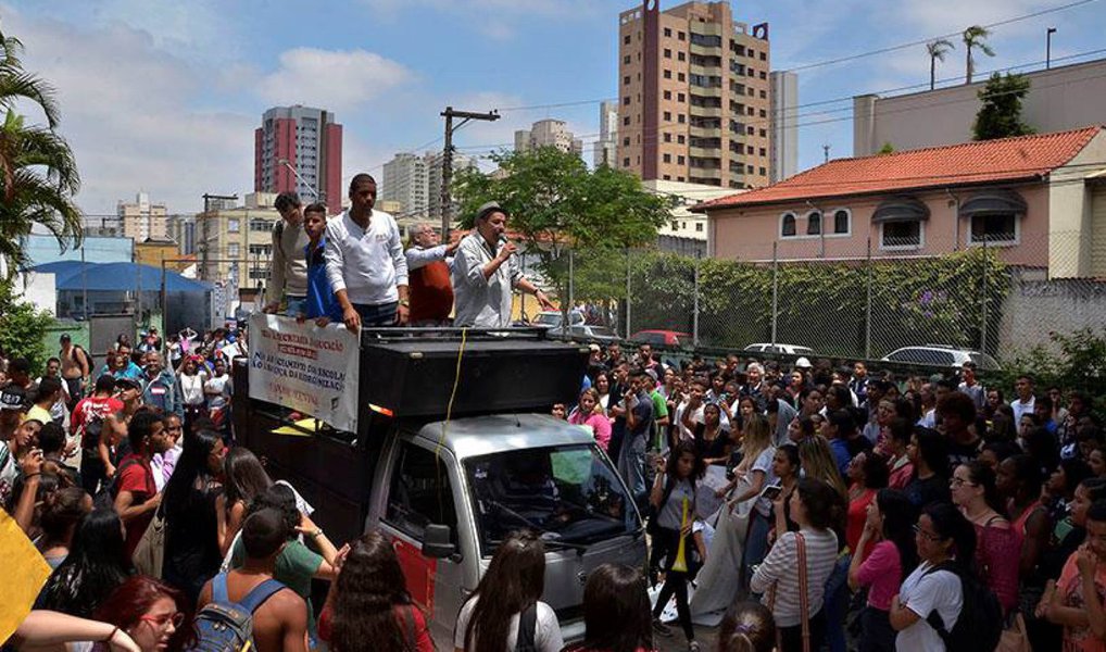 Professores e alunos da rede estadual de ensino de São Paulo protestaram contra o projeto de reestruturação que o Governo do Estado pretende implantar na rede pública a partir do início de 2016; ato aconteceu em frente à Secretaria de Estado da Educação, na Praça da República, e contou com a participação de bonecos infláveis representando o secretário Herman Voorwald e o governador Geraldo Alckmin (PSDB) (Foto: Paulo Emílio) Professores e alunos da rede estadual de ensino de São Paulo protestaram contra o projeto de reestruturação que o Governo do Estado pretende implantar na rede pública a partir do início de 2016; ato aconteceu em frente à Secretaria de Estado da Educação, na Praça da República, e contou com a participação de bonecos infláveis representando o secretário Herman Voorwald e o governador Geraldo Alckmin (PSDB)