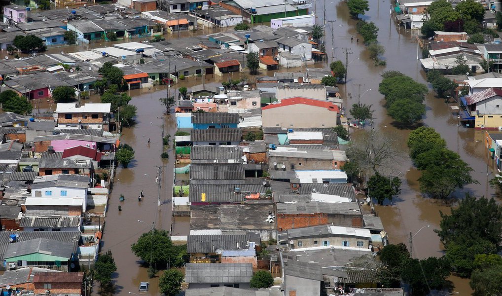 Aumentou para 106 o número de municípios atingidos pelos eventos climáticos que ocorrem no Rio Grande do Sul desde o início do mês; foram incluídos a lista Pinheiro Machado, Pedras Altas, Santa Teresa, Herval, Chuvisca e Piratini; também subiu o número de municípios com decreto de situação de emergência individual; agora são 32 cidades, além das 26 que estão no decreto coletivo do governo do Estado; outros 28 fazem levantamento de danos e analise da documentação (Foto: Leonardo Lucena) Aumentou para 106 o número de municípios atingidos pelos eventos climáticos que ocorrem no Rio Grande do Sul desde o início do mês; foram incluídos a lista Pinheiro Machado, Pedras Altas, Santa Teresa, Herval, Chuvisca e Piratini; também subiu o número de municípios com decreto de situação de emergência individual; agora são 32 cidades, além das 26 que estão no decreto coletivo do governo do Estado; outros 28 fazem levantamento de danos e analise da documentação