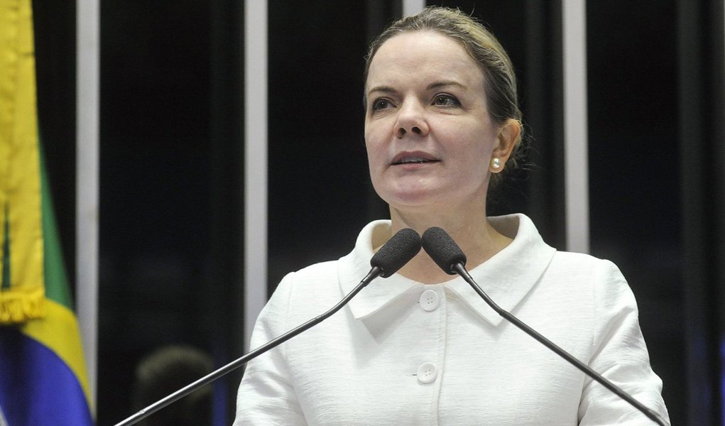 Senadora Gleisi Hoffmann (PT-PR) destacou as diferenças entre o processo de impeachment contra a presidente Dilma e o contra de cassação contra o presidente da Casa, Eduardo Cunha (PMDB-RJ); segundo ela, no caso de Cunha, o processo é moroso e com toda garantia de defesa, no da presidente Dilma, isso não aconteceu; parlamentar disse que o relatório do deputado Jovair Arantes (PTB-GO), que é favorável ao processo contra a presidente, é marcado por inconstitucionalidades; "Que tipo de processo nós vamos ter? Eivado de vícios. Que não tem base constitucional e que tem a dúvida do relator" (Foto: Leonardo Lucena) Senadora Gleisi Hoffmann (PT-PR) destacou as diferenças entre o processo de impeachment contra a presidente Dilma e o contra de cassação contra o presidente da Casa, Eduardo Cunha (PMDB-RJ); segundo ela, no caso de Cunha, o processo é moroso e com toda garantia de defesa, no da presidente Dilma, isso não aconteceu; parlamentar disse que o relatório do deputado Jovair Arantes (PTB-GO), que é favorável ao processo contra a presidente, é marcado por inconstitucionalidades; "Que tipo de processo nós vamos ter? Eivado de vícios. Que não tem base constitucional e que tem a dúvida do relator"