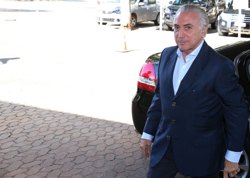 Presidente em exercício (em virtude da viagem da presidente Dilma Rousseff aos EUA), o vice Michel Temer disse nesta sexta-feira que as declarações que deu à imprensa internacional foram para "defender o Brasil de desqualificação"; "Houve manifestações em relação à imprensa internacional, especialmente pretendendo desqualificar a minha posição. Aí não é a coisa do vice-presidente. É uma coisa do Brasil. Acho que o Brasil não merece desqualificação, por meio de eventuais agressões à vice-presidência", disse Temer, ao deixar o Palácio do Planalto (Foto: Romulo Faro) Presidente em exercício (em virtude da viagem da presidente Dilma Rousseff aos EUA), o vice Michel Temer disse nesta sexta-feira que as declarações que deu à imprensa internacional foram para "defender o Brasil de desqualificação"; "Houve manifestações em relação à imprensa internacional, especialmente pretendendo desqualificar a minha posição. Aí não é a coisa do vice-presidente. É uma coisa do Brasil. Acho que o Brasil não merece desqualificação, por meio de eventuais agressões à vice-presidência", disse Temer, ao deixar o Palácio do Planalto