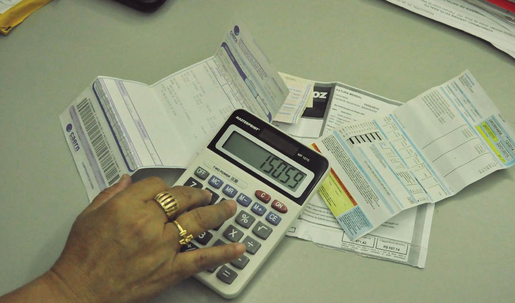 Apesar de registrar os maiores níveis de comprometimento de renda com dívidas, o Distrito Federal (DF) foi uma das unidades da Federação com as menores taxas de inadimplência em 2014; o resultado pelo Banco Central (BC), consta do Relatório de Economia Bancária e Crédito referente a 2014; de acordo com o documento, o comprometimento de renda das famílias no DF chegou a 27,1% em 2012, caiu para 26,6%, em 2013, e para 26,3%, em 2014; segundo os dados, a inadimplência do DF (3% para pessoas físicas) é “relativamente baixa” quando comparada com estados como o Amapá, onde o comprometimento da renda ficou em 25,8%, em 2014, e a inadimplência em 4,6% (Foto: Leonardo Lucena) Apesar de registrar os maiores níveis de comprometimento de renda com dívidas, o Distrito Federal (DF) foi uma das unidades da Federação com as menores taxas de inadimplência em 2014; o resultado pelo Banco Central (BC), consta do Relatório de Economia Bancária e Crédito referente a 2014; de acordo com o documento, o comprometimento de renda das famílias no DF chegou a 27,1% em 2012, caiu para 26,6%, em 2013, e para 26,3%, em 2014; segundo os dados, a inadimplência do DF (3% para pessoas físicas) é “relativamente baixa” quando comparada com estados como o Amapá, onde o comprometimento da renda ficou em 25,8%, em 2014, e a inadimplência em 4,6%