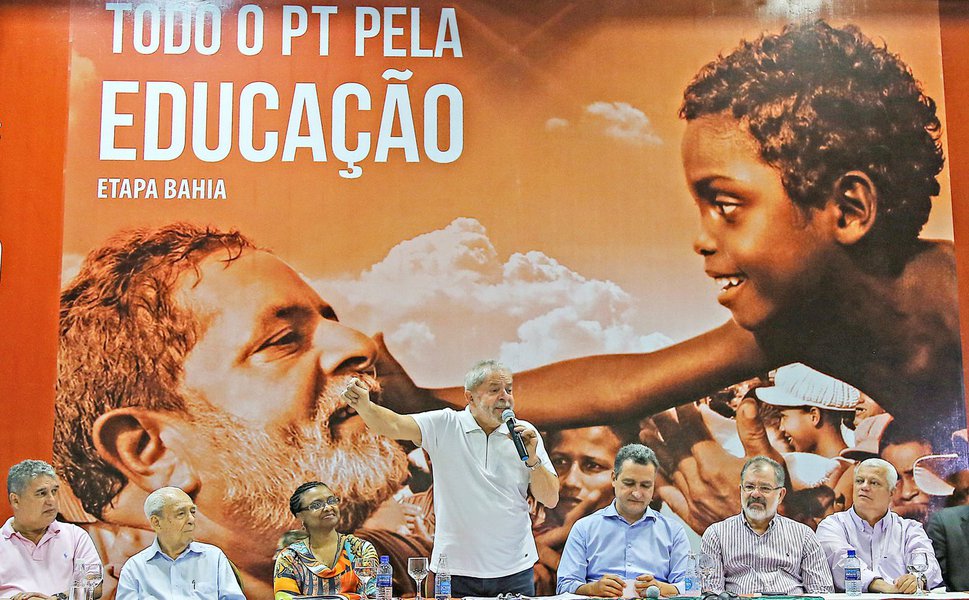 O ex-presidente Lula afirmou nesta sexta (23), durante evento do PT em Salvador, que o Brasil vive um "quase Estado de exceção" com as delações premiadas feitas no âmbito da operação Lava Jato; "Peço que fiquem atentos porque estamos vivendo um momento excepcional em que um cidadão é preso e tem a promessa de ser solto se ele delatar alguém. Aí ele passa a delatar até a mãe, se for o caso; o ex-presidente ainda afirmou que "não dá pra viver numa sociedade onde o que vale é a suspeição, onde as pessoas são condenadas sem serem julgadas" (Foto: Valter Lima) O ex-presidente Lula afirmou nesta sexta (23), durante evento do PT em Salvador, que o Brasil vive um "quase Estado de exceção" com as delações premiadas feitas no âmbito da operação Lava Jato; "Peço que fiquem atentos porque estamos vivendo um momento excepcional em que um cidadão é preso e tem a promessa de ser solto se ele delatar alguém. Aí ele passa a delatar até a mãe, se for o caso; o ex-presidente ainda afirmou que "não dá pra viver numa sociedade onde o que vale é a suspeição, onde as pessoas são condenadas sem serem julgadas"
