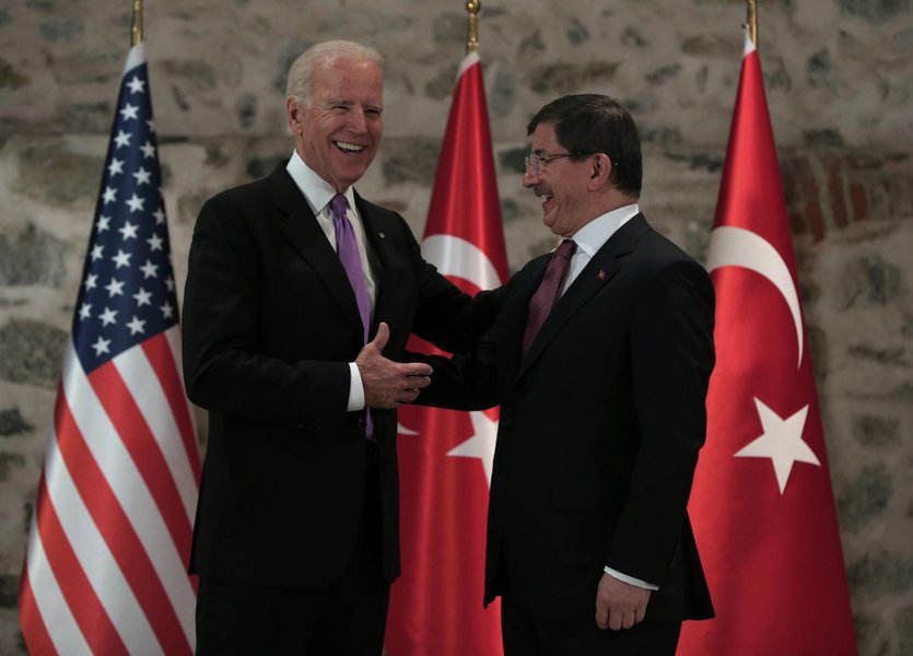 Vice-presidente norte-americano disse neste sábado (23) que Estados Unidos e Turquia estão preparados para intervenção bélica se solução política não for possível; "Sabemos que seria melhor se pudermos chegar a uma solução política, mas estamos preparados... se isso não for possível, para uma solução militar para esta operação e remover o Daesh", disse Biden; Daesh é a sigla árabe pejorativa para os insurgentes do Estado Islâmico que detêm partes da Síria (Foto: Realle Palazzo-Martini) Vice-presidente norte-americano disse neste sábado (23) que Estados Unidos e Turquia estão preparados para intervenção bélica se solução política não for possível; "Sabemos que seria melhor se pudermos chegar a uma solução política, mas estamos preparados... se isso não for possível, para uma solução militar para esta operação e remover o Daesh", disse Biden; Daesh é a sigla árabe pejorativa para os insurgentes do Estado Islâmico que detêm partes da Síria