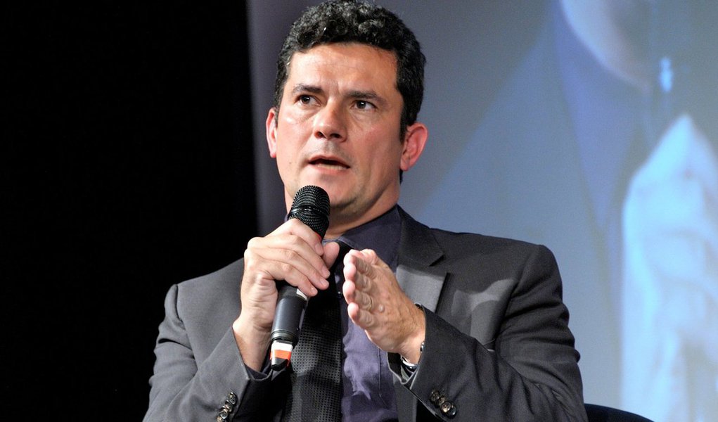 Caso se confirme a expectativa do juiz Sérgio Moro, o país estaria diante das últimas fases da operação sob autorização do magistrado; até agora foram 27 fases desde 17 de março de 2014; os autos do processo seriam remetidos às instâncias superiores e, a partir de 2017, novas fases seriam realizadas apenas com a autorização do Supremo Tribunal Federal (STF), onde são processadas as autoridades com foro privilegiado, sob a responsabilidade de Teori Zavascki (Foto: Roberta Namour) Caso se confirme a expectativa do juiz Sérgio Moro, o país estaria diante das últimas fases da operação sob autorização do magistrado; até agora foram 27 fases desde 17 de março de 2014; os autos do processo seriam remetidos às instâncias superiores e, a partir de 2017, novas fases seriam realizadas apenas com a autorização do Supremo Tribunal Federal (STF), onde são processadas as autoridades com foro privilegiado, sob a responsabilidade de Teori Zavascki