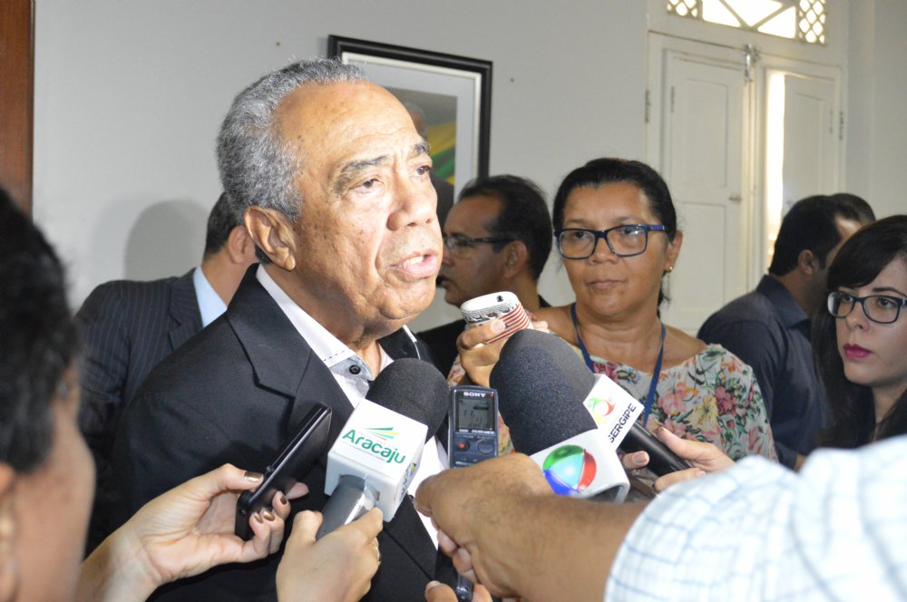 O jornalista Edson Júnior faz uma análise do desastroso governo do prefeito João Alves Filho (DEM), cuja gestão chega ao fim neste sábado (31), deixando Aracaju imersa em problemas: "dívidas, lixo, caos na saúde, malha viária tomada por buracos, servidores públicos municipais com salário de dezembro e 13º atrasados e o aracajuano perplexo com a bagunça que ele está deixando"; "A gestão não agradou aos aracajuanos. João passou parte do tempo reclamando da gestão de Edvaldo Nogueira (perdeu muito tempo chorando); outra parte da gestão passou a reclamar da crise (perdeu muito tempo esperando um milagre); e passou outra parte sem dar a cara na prefeitura (perdeu muito tempo dormindo)", ressalta o jornalista (Foto: Valter Lima) O jornalista Edson Júnior faz uma análise do desastroso governo do prefeito João Alves Filho (DEM), cuja gestão chega ao fim neste sábado (31), deixando Aracaju imersa em problemas: "dívidas, lixo, caos na saúde, malha viária tomada por buracos, servidores públicos municipais com salário de dezembro e 13º atrasados e o aracajuano perplexo com a bagunça que ele está deixando"; "A gestão não agradou aos aracajuanos. João passou parte do tempo reclamando da gestão de Edvaldo Nogueira (perdeu muito tempo chorando); outra parte da gestão passou a reclamar da crise (perdeu muito tempo esperando um milagre); e passou outra parte sem dar a cara na prefeitura (perdeu muito tempo dormindo)", ressalta o jornalista