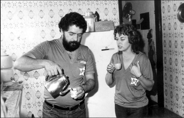 A ele te dedicaste por décadas tantas / Como séculos, silente e loquaz / Olhar sorridente, voz ausente / Regaço do exaurido, elixir do guerreiro (Foto: Eduardo Guimarães) A ele te dedicaste por décadas tantas / Como séculos, silente e loquaz / Olhar sorridente, voz ausente / Regaço do exaurido, elixir do guerreiro