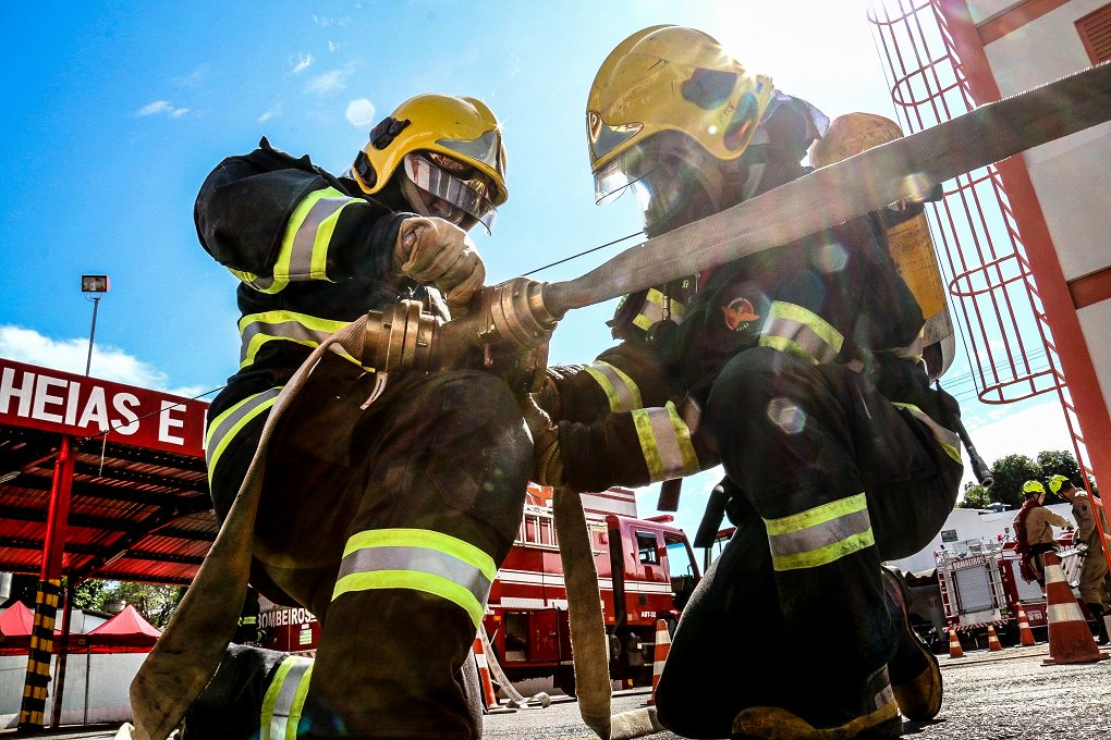 O Corpo de Bombeiros Militar de Goiás prevê aumento significativo do número de atendimentos e programas para 2017; importantes conquistas foram alcançadas em 2016, como aquisição de equipamentos, materiais operacionais e veículos de combate a incêndio, além da construção e ampliação de unidades em diversos municípios goianos; em 2016, o CBMGO realizou 71.701 atendimentos de resgate, 4.089 relativos a incêndios urbanos, 11.042 de busca e salvamento, 7.099 combates a incêndios florestais e outras 921 ocorrências diversas (Foto: José Barbacena) O Corpo de Bombeiros Militar de Goiás prevê aumento significativo do número de atendimentos e programas para 2017; importantes conquistas foram alcançadas em 2016, como aquisição de equipamentos, materiais operacionais e veículos de combate a incêndio, além da construção e ampliação de unidades em diversos municípios goianos; em 2016, o CBMGO realizou 71.701 atendimentos de resgate, 4.089 relativos a incêndios urbanos, 11.042 de busca e salvamento, 7.099 combates a incêndios florestais e outras 921 ocorrências diversas