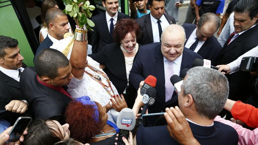 De volta à prefeitura de Curitiba após 20 anos, Rafael Greca (PMN) disse na cerimônia de posse do cargo neste domingo que quer "enxugar a máquina pública em 40%" e reduzir os cargos comissionados; ele cumpriu a promessa que fez na campanha de ir à posse de ônibus; o novo prefeito terá pela frente uma série de desafios; como o de equilibrar o orçamento de uma cidade de quase 2 milhões de habitantes em meio à uma crise econômica que o país atravessa há cerca de dois anos e que ainda não tem prazo para se encerrar (Foto: Romulo Faro) De volta à prefeitura de Curitiba após 20 anos, Rafael Greca (PMN) disse na cerimônia de posse do cargo neste domingo que quer "enxugar a máquina pública em 40%" e reduzir os cargos comissionados; ele cumpriu a promessa que fez na campanha de ir à posse de ônibus; o novo prefeito terá pela frente uma série de desafios; como o de equilibrar o orçamento de uma cidade de quase 2 milhões de habitantes em meio à uma crise econômica que o país atravessa há cerca de dois anos e que ainda não tem prazo para se encerrar