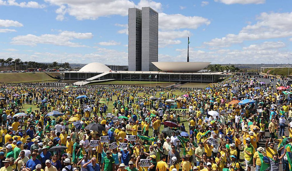 Essa gente abobalhada de verde-e-amarelo nunca foi a favor de prender corruptos, até porque votou sempre neles, movida pela catapora infantil do antipetismo. Esses neoprobos formam as fileiras da classe média apavorada e iletrada do Brasil, alimentada de ódio pela mídia - esse lixo que depende do golpe para voltar a mamar nas tetas do Estado (Foto: Leandro Fortes) Essa gente abobalhada de verde-e-amarelo nunca foi a favor de prender corruptos, até porque votou sempre neles, movida pela catapora infantil do antipetismo. Esses neoprobos formam as fileiras da classe média apavorada e iletrada do Brasil, alimentada de ódio pela mídia - esse lixo que depende do golpe para voltar a mamar nas tetas do Estado