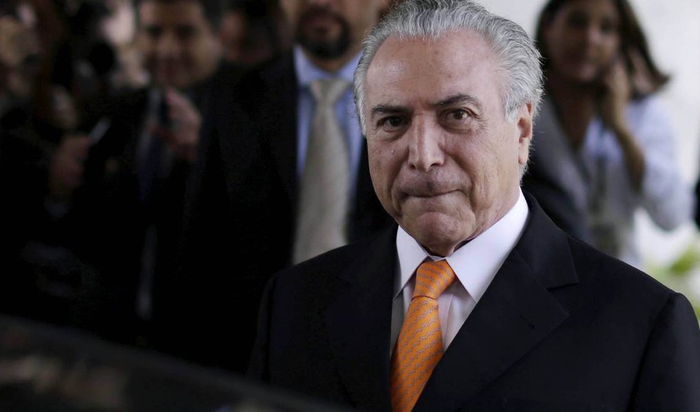 O vice-presidente Michel Temer protocolou no Supremo Tribunal Federal uma petição para se defender das acusações feitas pelo senador Delcídio do Amaral (PT-MS) em sua delação premiada; segundo a defesa do vice, a acusação de Delcídio, que o vincula às indicações de João Henriques e Jorge Zelada, é uma "leviana e inconsequente tentativa de enredá-lo em uma malha delituosa para atingir sua honorabilidade e macular a sua imagem".
(Foto: Valter Lima) O vice-presidente Michel Temer protocolou no Supremo Tribunal Federal uma petição para se defender das acusações feitas pelo senador Delcídio do Amaral (PT-MS) em sua delação premiada; segundo a defesa do vice, a acusação de Delcídio, que o vincula às indicações de João Henriques e Jorge Zelada, é uma "leviana e inconsequente tentativa de enredá-lo em uma malha delituosa para atingir sua honorabilidade e macular a sua imagem".