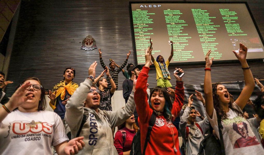 Se o que se esboça nas ruas, estradas, universidades e prédios públicos, se transformar de fato em sublevação civil pela legalidade democrática, desta vez o usufruto da usurpação de poder não terá gosto tão doce quanto o de um pirulito infantil dos golpes anteriores (Foto: Wanderley Guilherme dos Santos) Se o que se esboça nas ruas, estradas, universidades e prédios públicos, se transformar de fato em sublevação civil pela legalidade democrática, desta vez o usufruto da usurpação de poder não terá gosto tão doce quanto o de um pirulito infantil dos golpes anteriores