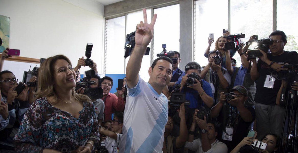 O comediante evangélico Jimmy Morales venceu o segundo turno das eleições presidenciais na Guatemala; Morales, de 46 anos, da Frente de Convergência Nacional, foi eleito presidente com 67,43% dos votos, contra 32,57% obtidos pela ex-primeira-dama Sandra Torres, da Unidade Nacional da Esperança (UNE) (Foto: Paulo Emílio) O comediante evangélico Jimmy Morales venceu o segundo turno das eleições presidenciais na Guatemala; Morales, de 46 anos, da Frente de Convergência Nacional, foi eleito presidente com 67,43% dos votos, contra 32,57% obtidos pela ex-primeira-dama Sandra Torres, da Unidade Nacional da Esperança (UNE)